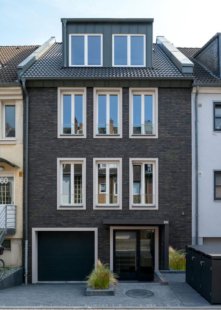 Neubau eines Wohnhauses in Düsseldorf-Flehe, geschlossenes Baulückenprojekt mit reduzierter Architektur von BRAWO Architekten