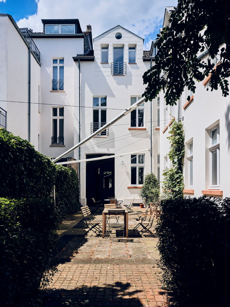 Sanierung eines historischen Jugendstil-Stadthauses in Düsseldorf, Umnutzung des Altbaus zu modernen Büroflächen mit offenen Arbeitswelten durch BRAWO Architekten