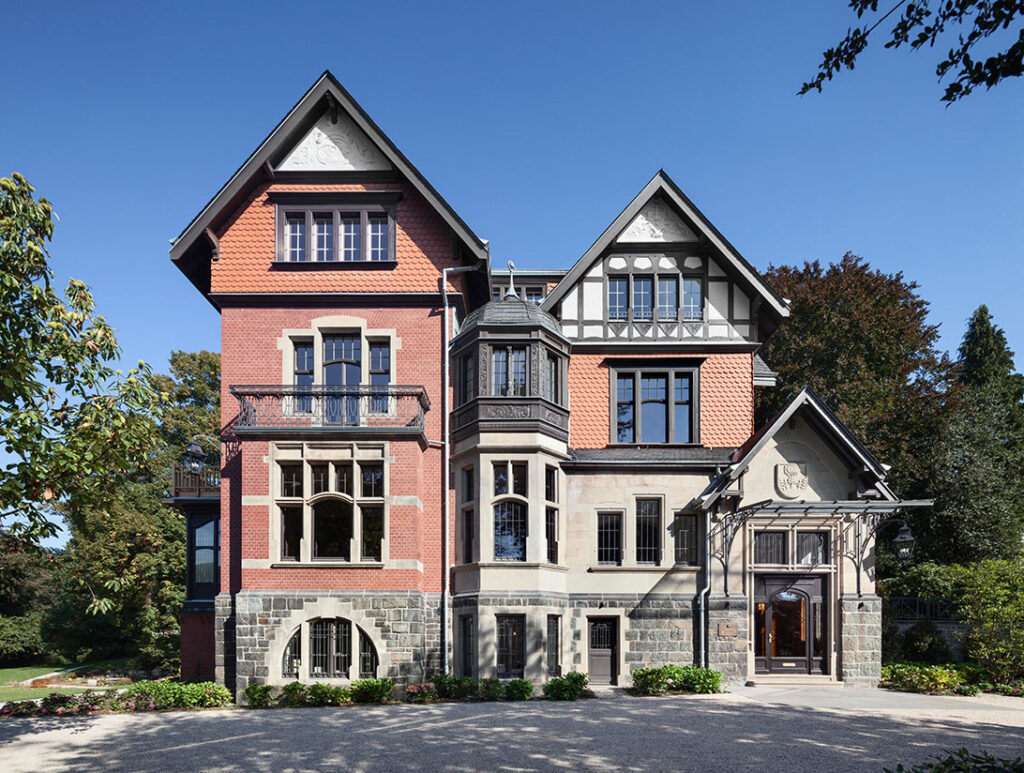 BRAWO_Projekt_Villa-am-Boltenberg_Architekturfotografie_Frontansicht