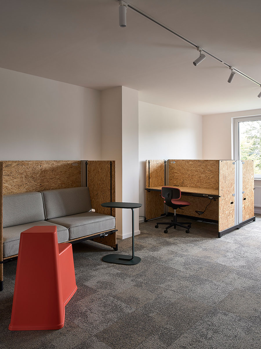 Das Projekt „Büroumbau der Firmenzentrale von Bungartz“ umfasst die Modernisierung und Kernsanierung eines historischen Stadthauses im Düsseldorfer Stadtteil Oberkassel. Die Planung von BRAWO Architekten verbindet die räumliche Offenheit moderner Arbeitswelten mit der Atmosphäre und Identität des denkmalgeschützten Bestands. Ziel des Entwurfs war es, die architektonische Struktur des Altbaus zu bewahren und zugleich neue Zonen für Austausch, Konzentration und Kreativität zu schaffen. Durch gezielte Eingriffe in Lichtführung, Raumorganisation und Materialwahl entstand ein Arbeitsumfeld, das Tradition und Innovation selbstverständlich vereint. So wurde aus einem historischen Stadthaus eine zeitgemäße Bürowelt, die Offenheit, Funktionalität und Identität in Einklang bringt – ein Beispiel für das konsequente Weiterdenken von Bestandarchitektur im Kontext zeitgemäßer Arbeitskultur.