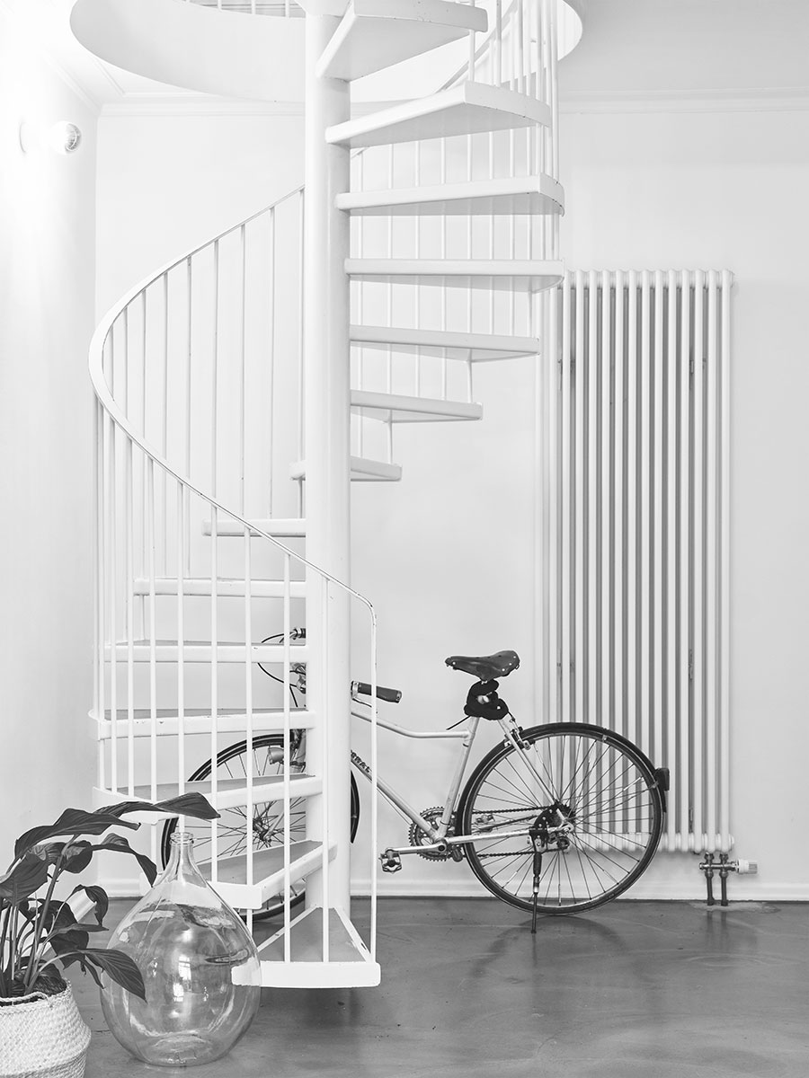 BRAWO_Profil_Buerofoto_Wendeltreppe-Rennrad