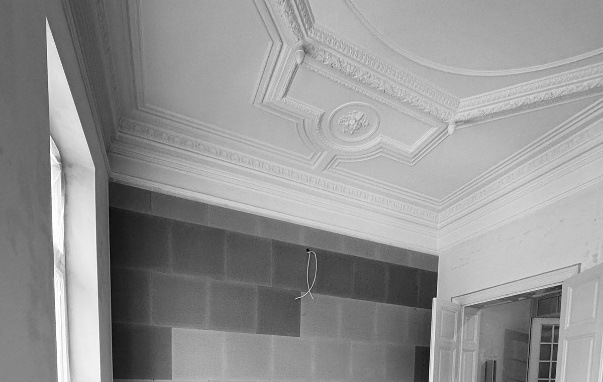 BRAWO_Altbausanierung_Baustellendetail_Historische-Stuckdecke