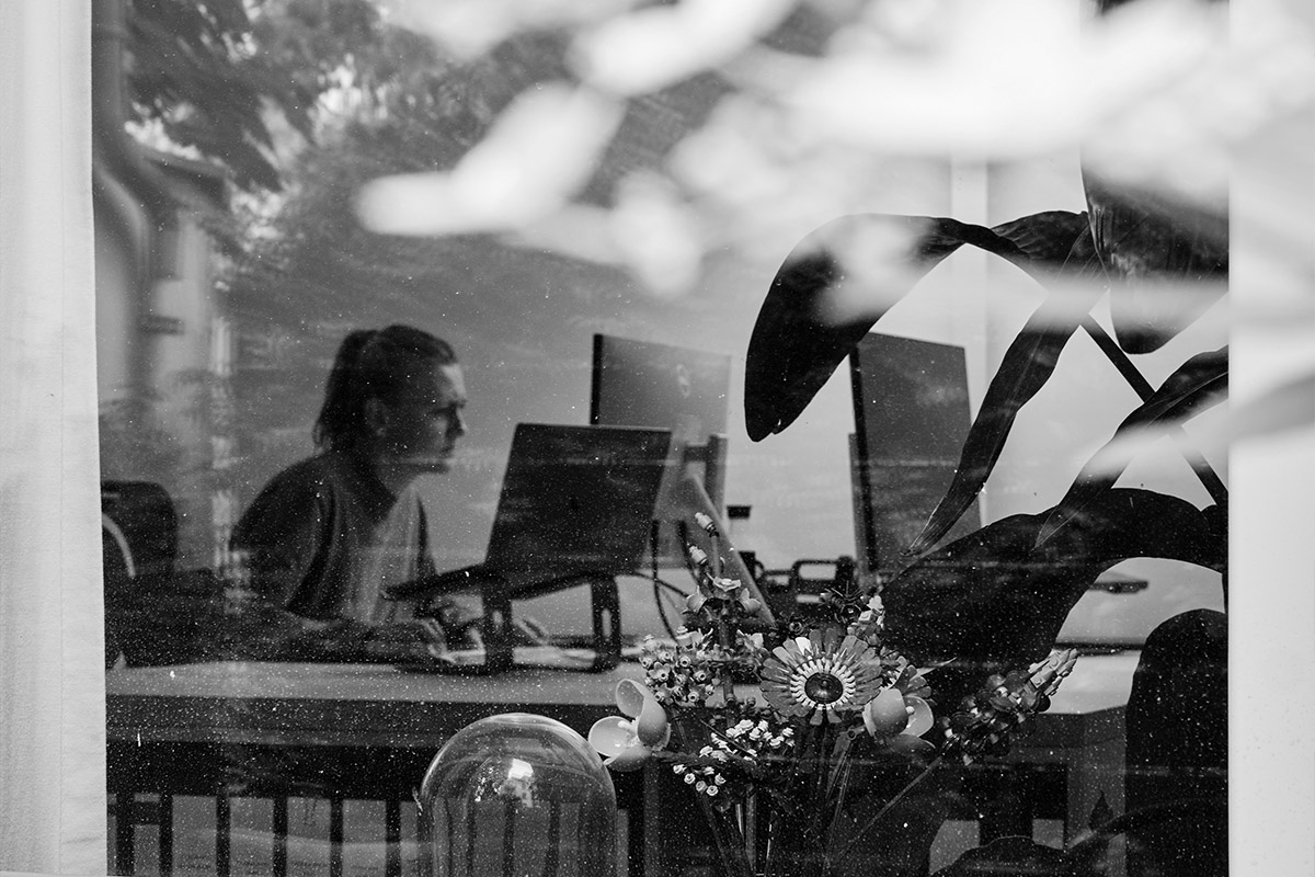 BRAWO_Profil_Buerofoto_Fensterblick-Zoom